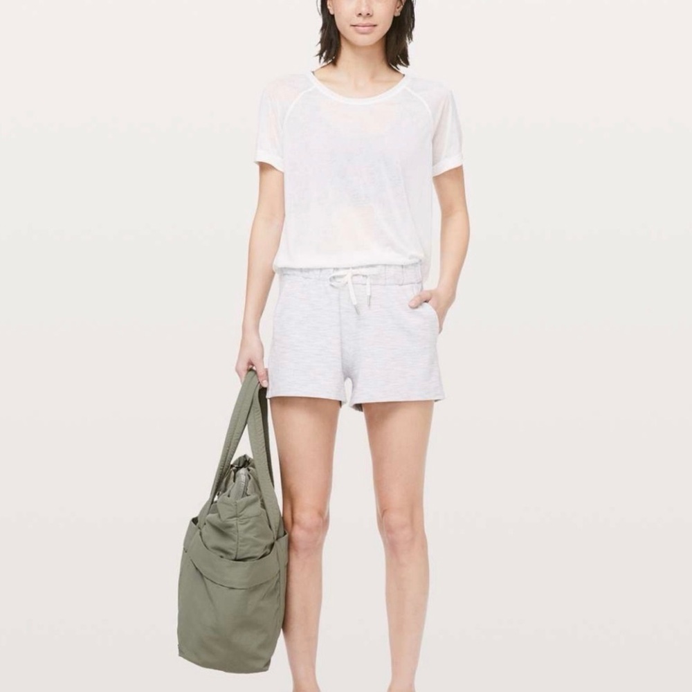 LULULEMON On the Fly Shorts Marled Alpine White Ice Grey Womens 12 Like New